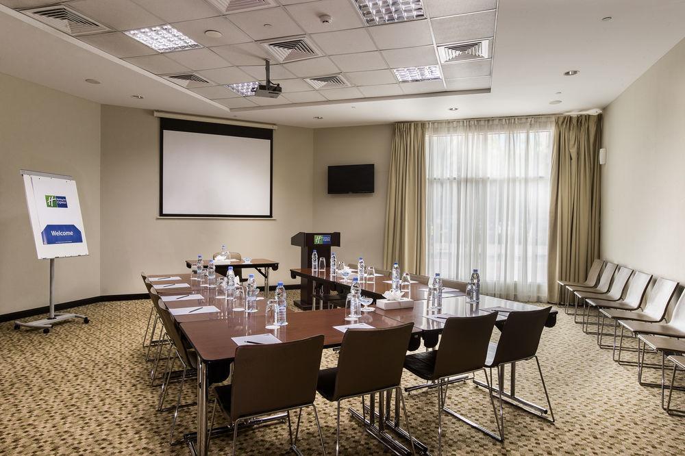 Holiday Inn Express Dubai Safa Park, An Ihg Hotel エクステリア 写真